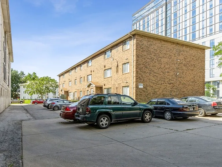 412-416 S Linn St — Photo 12