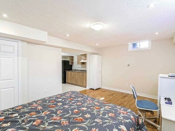 4th image of 42 Crystalview Cres