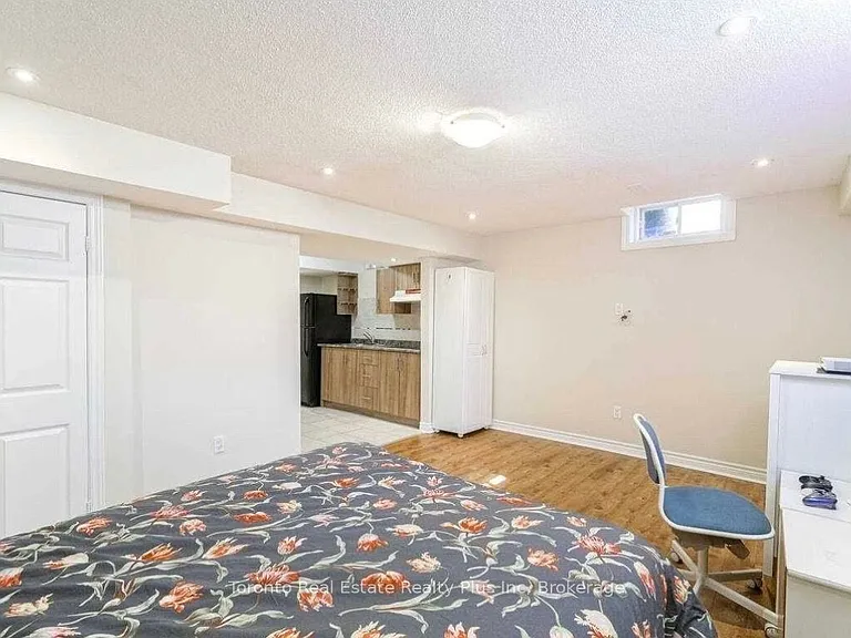 42 Crystalview Cres #LOWER — Photo 4