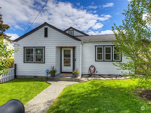 3rd image of 1512 Marguerite Avenue