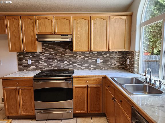 4th image of 520 Lincoln Ln