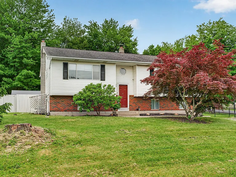 76 Maureen Dr — Photo 2