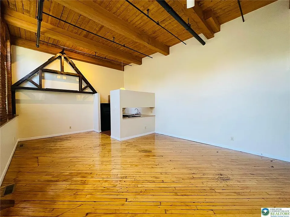 Living/dining area 1st Fl 1 Bedroom #104