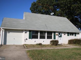 39 Candytuft Rd, Levittown, PA 19057