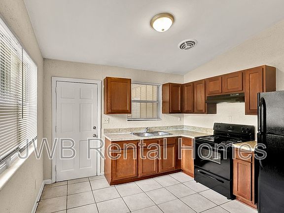 4th image of 1165 Denaud St