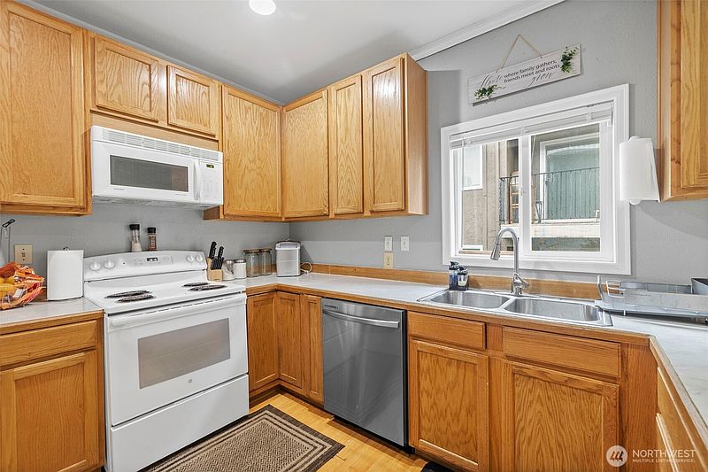 5th image of 934 N 100th Street