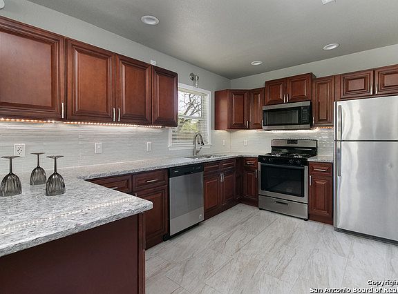 5th image of 202 Storeywood Dr