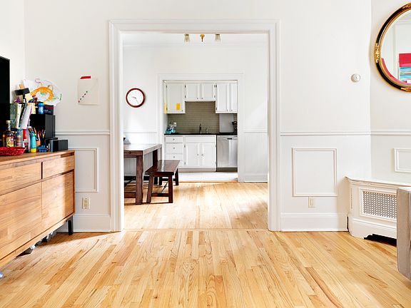 3rd image of 129 E 61st St APT 4
