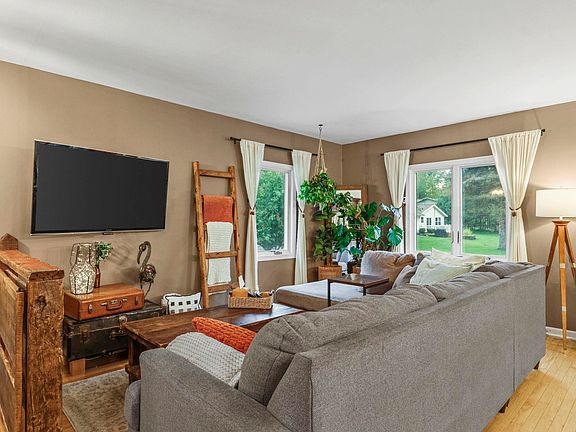 5th image of 615 Hyland Dr