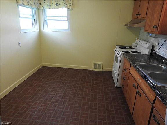 4th image of 16688 Doris Dr