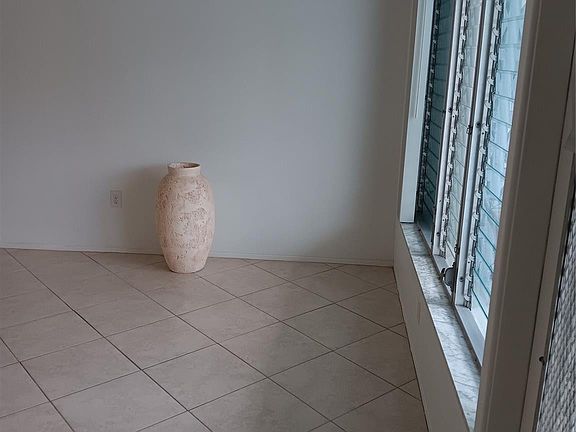 4th image of 1110 N Riverside Drive #26