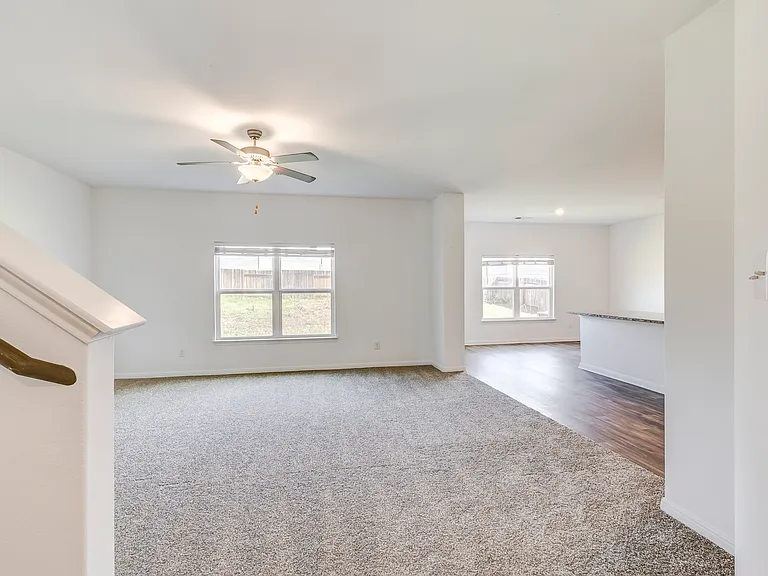 117 Fairfax Ln — Photo 3