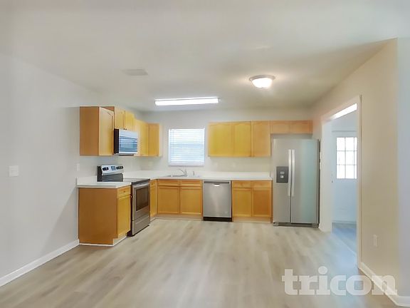 4th image of 2122 Center Way
