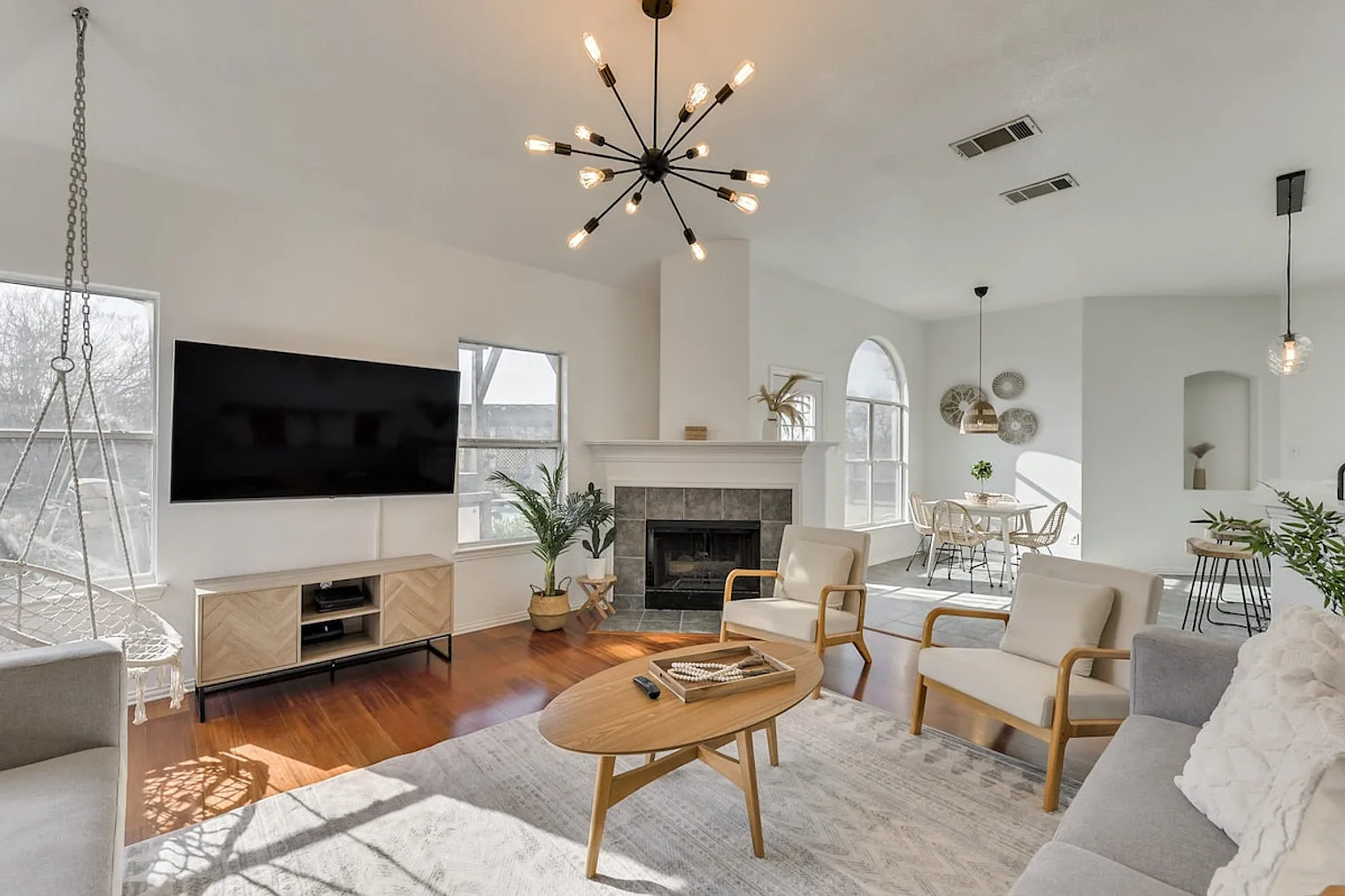 4 bed, 2.0 bath, 2152 sqft, $11,559 — Photo 3