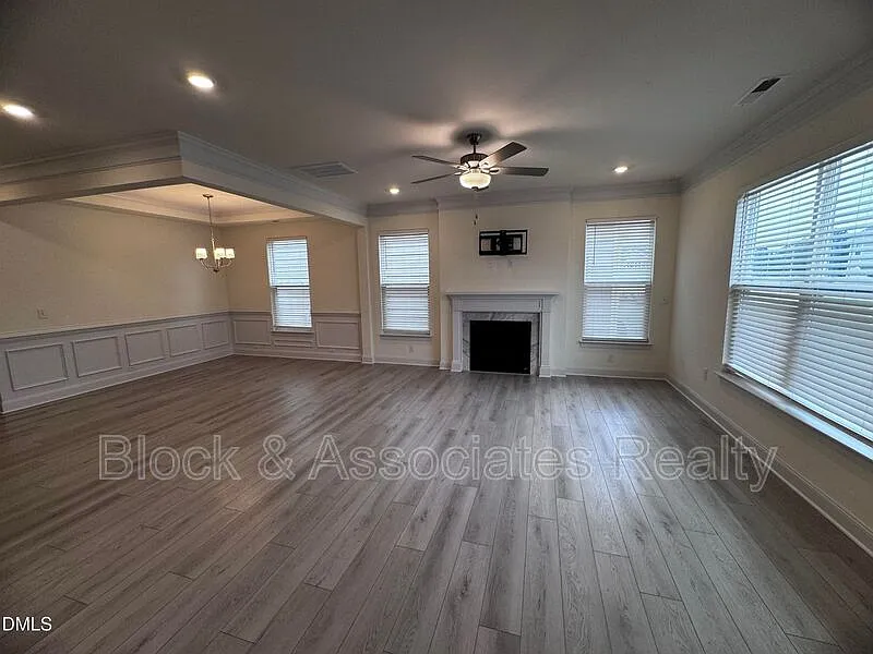 4 bed, 2.5 bath, $2,500 — Photo 3