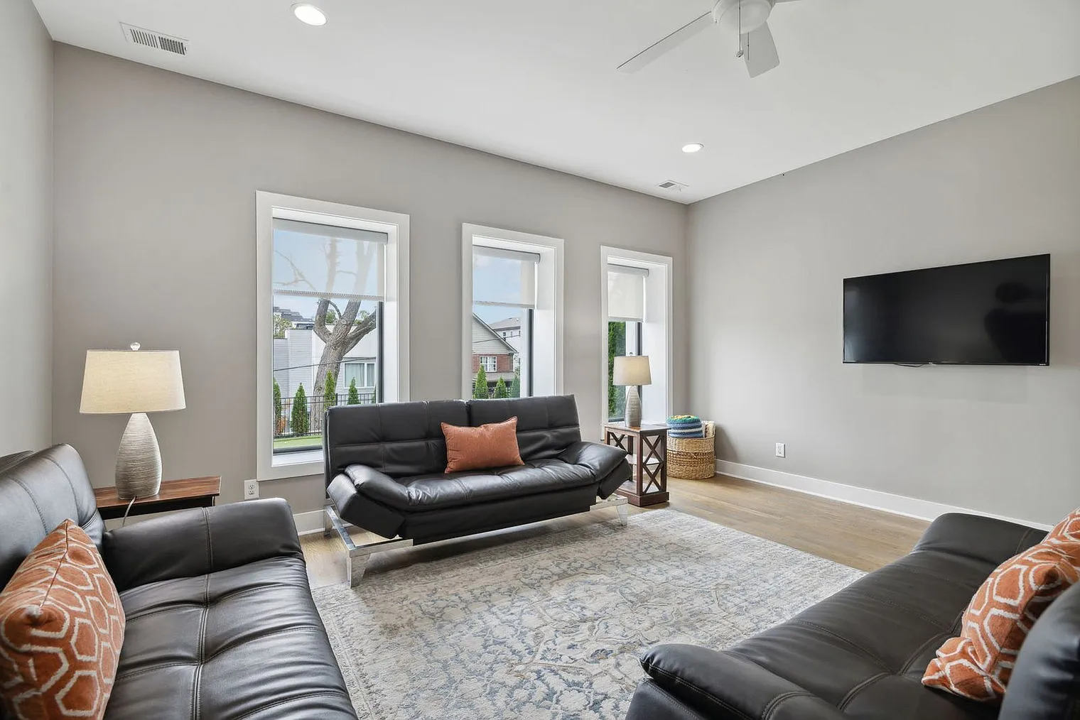 4 bed, 3.5 bath, 30138 sqft, $12,472 — Photo 1