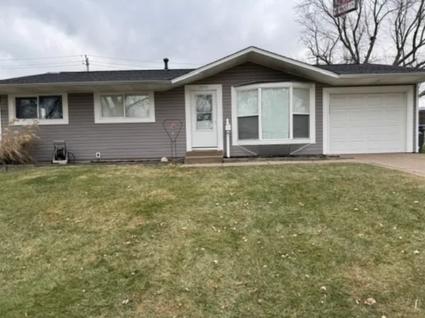 3018 Magnolia Dr, Bettendorf, IA 52722