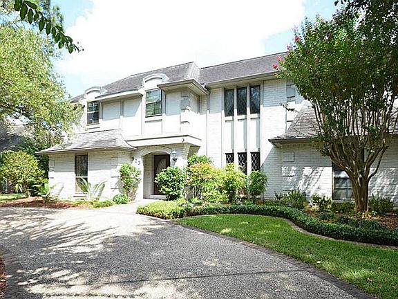 2nd image of 923 Daria Dr