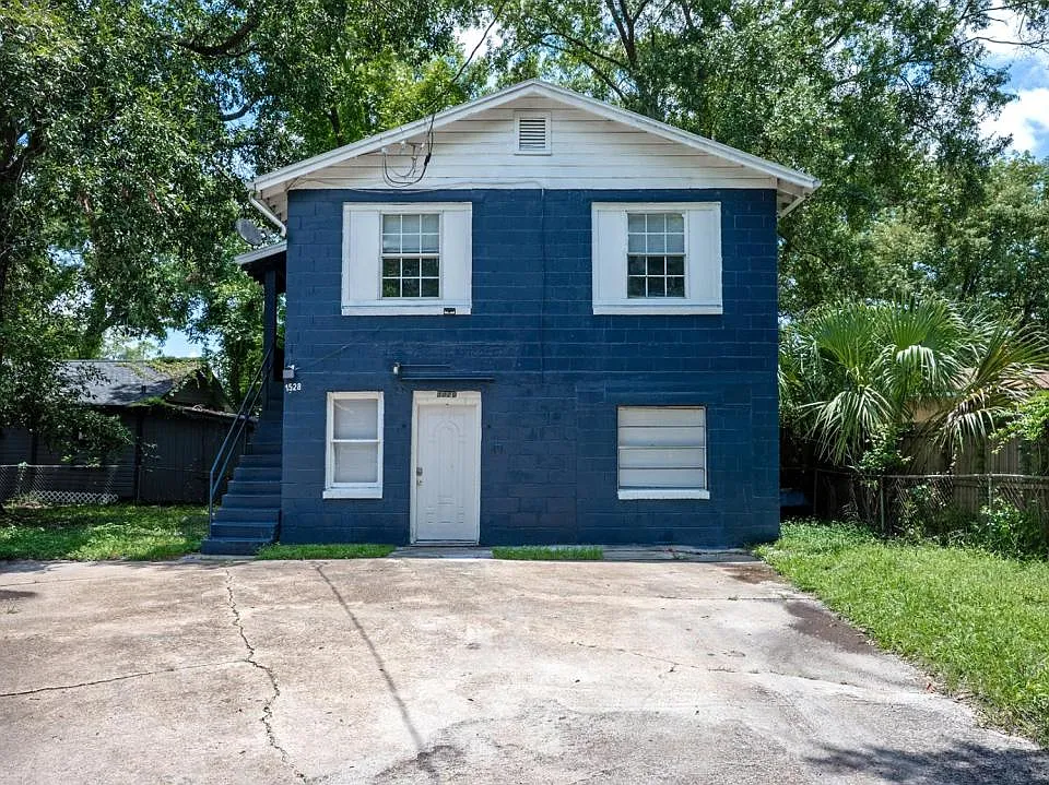 1526 W 22nd St