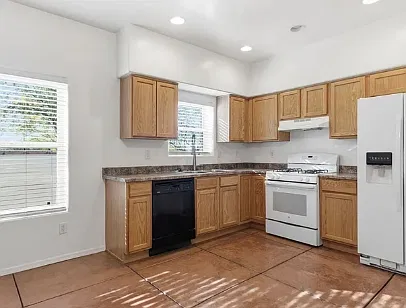 3 bed, 1200 sqft, $1,700 — Photo 4