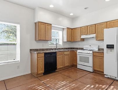 4th image of 324 W 23rd St