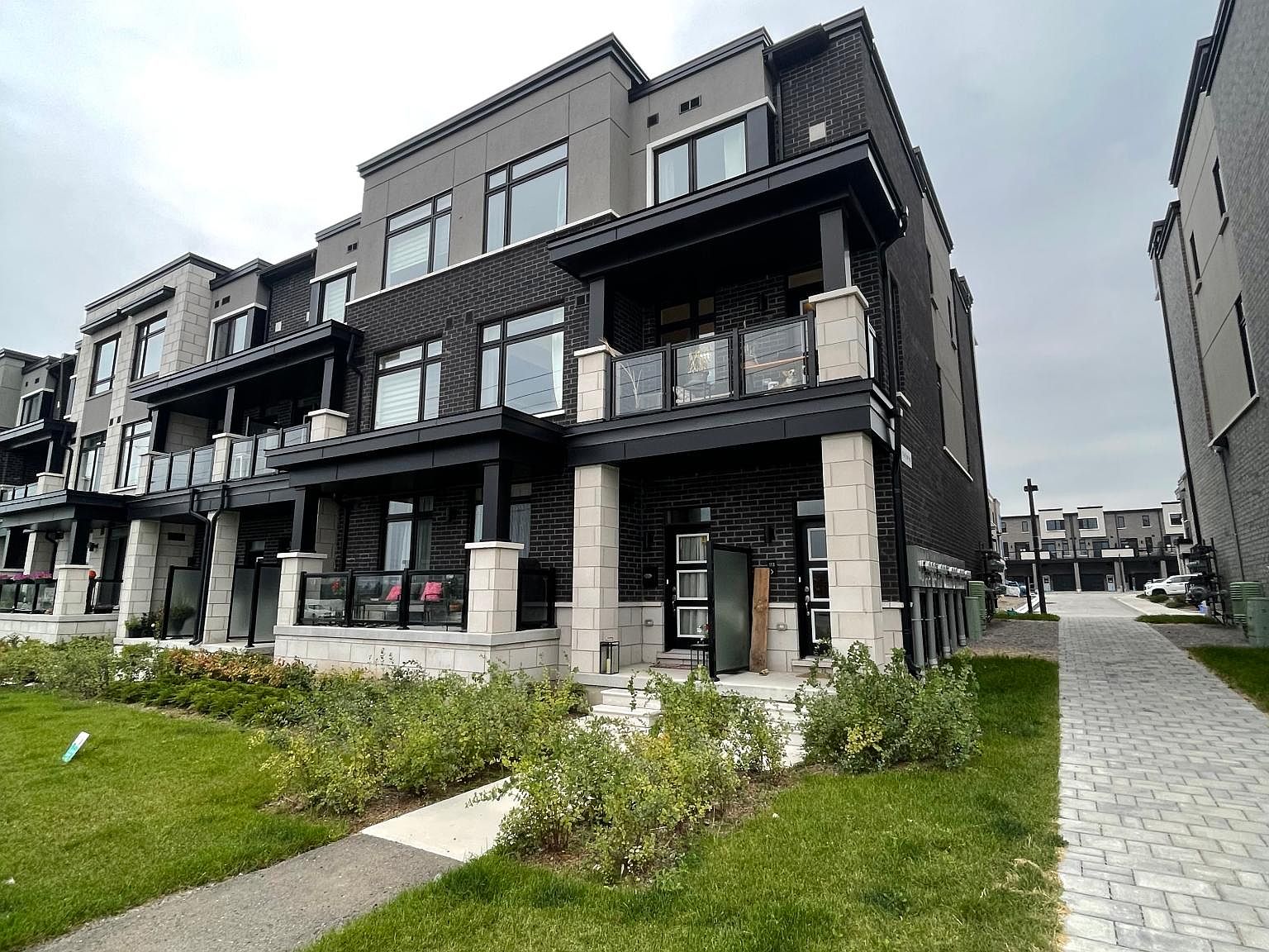 2550 Castlegate Cros #113, Pickering, ON L1X 0H6 | Zillow