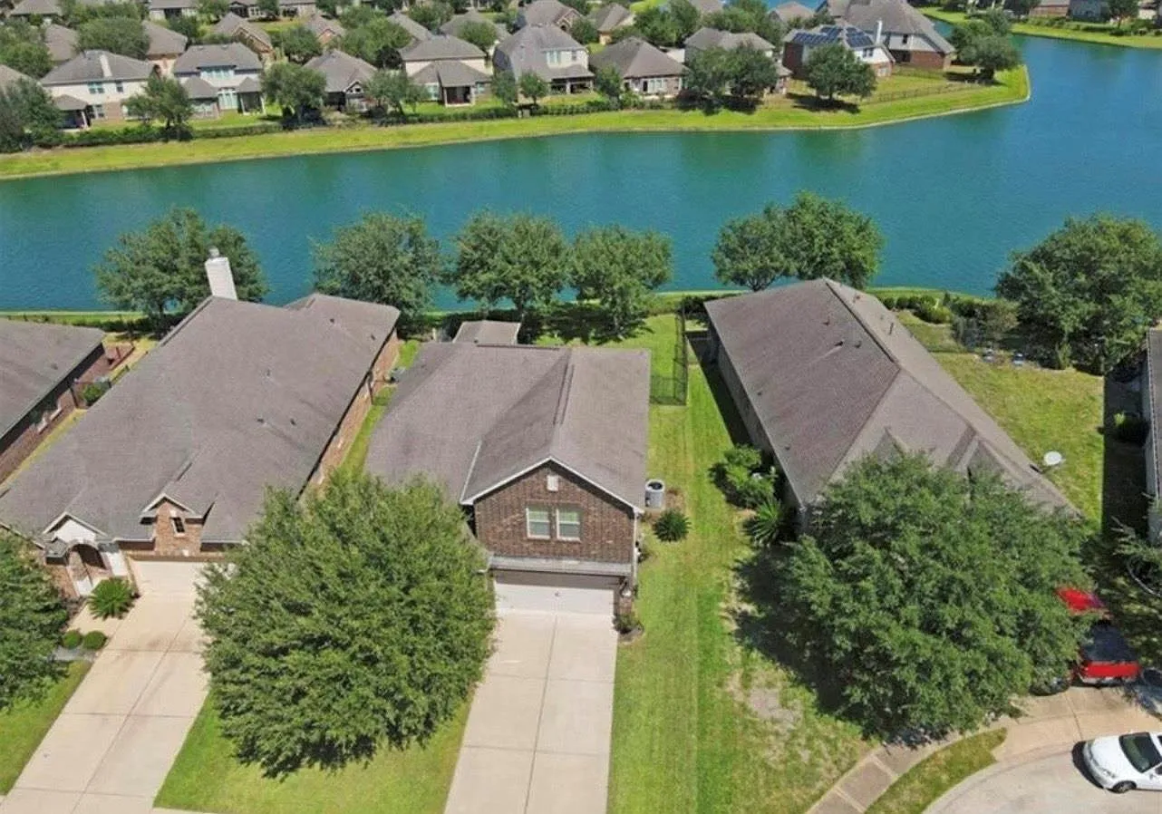 4 bed, 2.5 bath, 2525 sqft, $2,600 — Photo 1