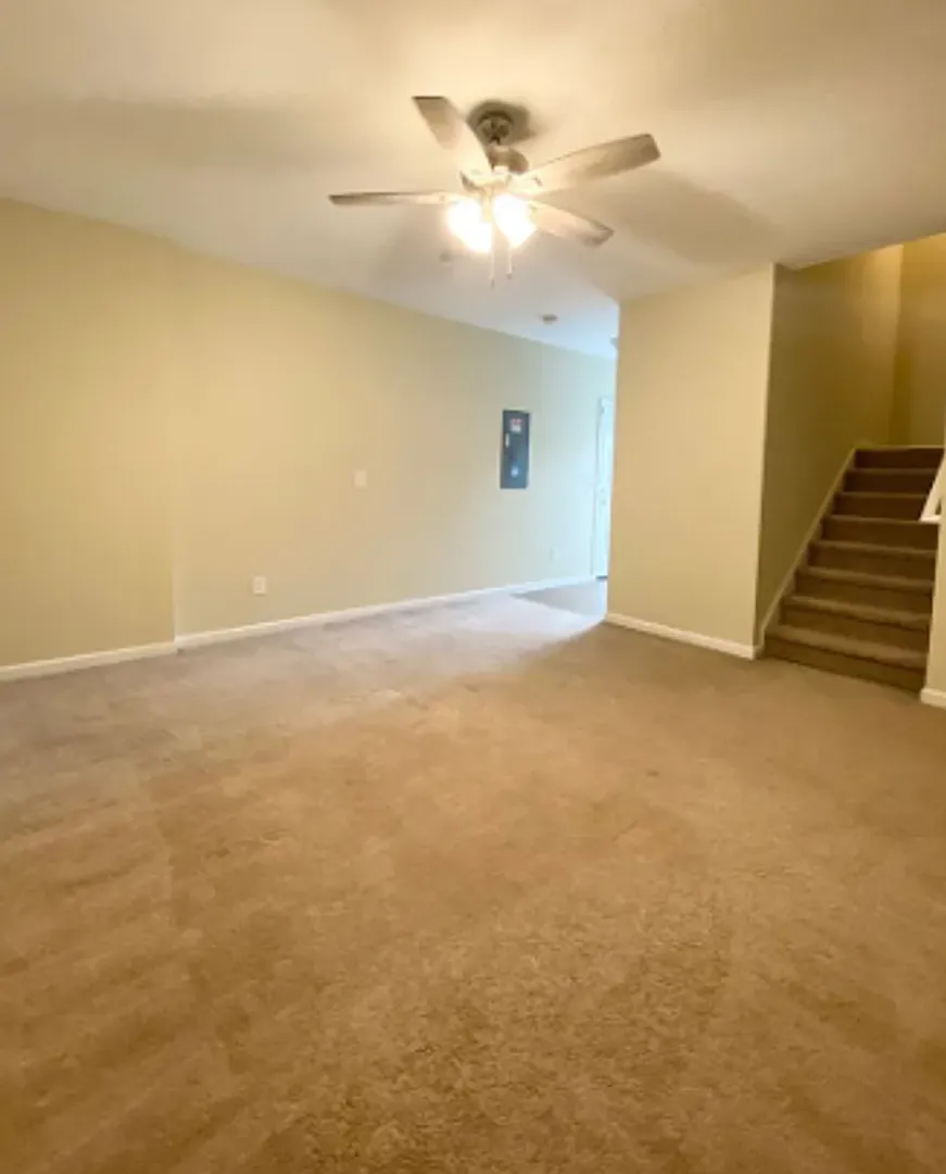 Ready To View Great Location — Photo 4