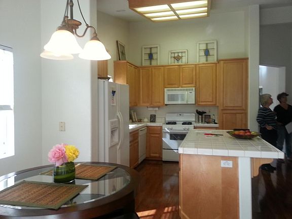Open kitchen (adjacent to family room)