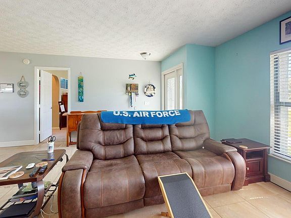 5th image of 301 SW Violet Avenue