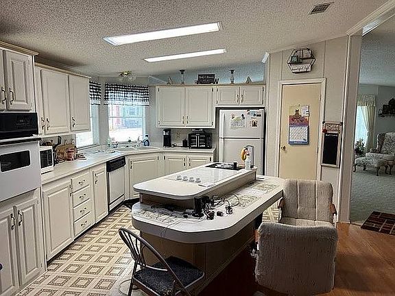 5th image of 17 Misty Falls Dr