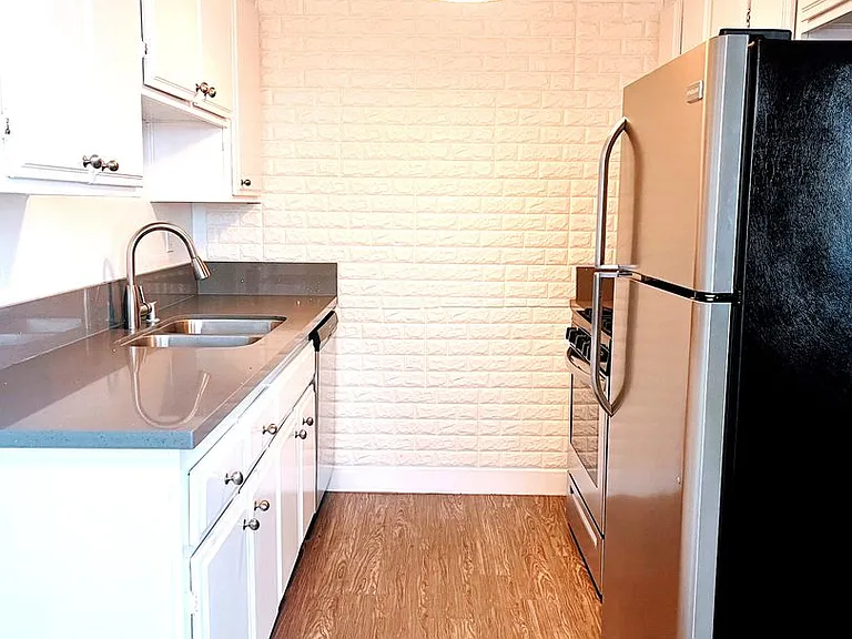 664 W 12th St — Photo 26