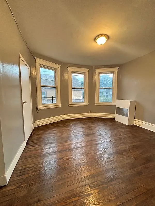 3 bed, 1.0 bath, 1200 sqft, $3,300 — Photo 4