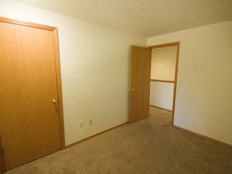 1819 Skyline Ct S — Photo 20