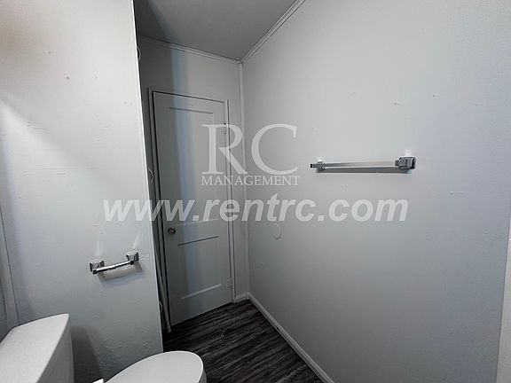 5th image of 907 Giddings St