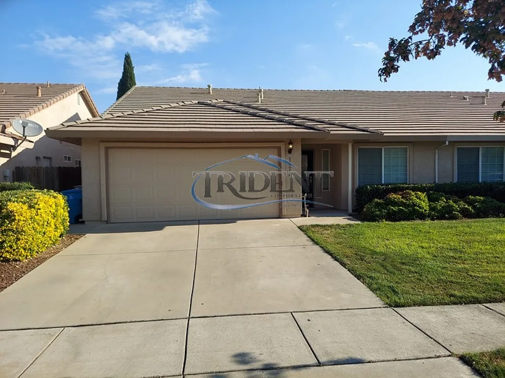 1077 Courtyard Dr photo 1