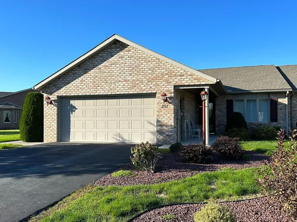 251 Woodvale Dr, Chambersburg, PA 17201