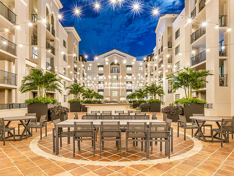 Gables Grand Plaza Apartments — Photo 4