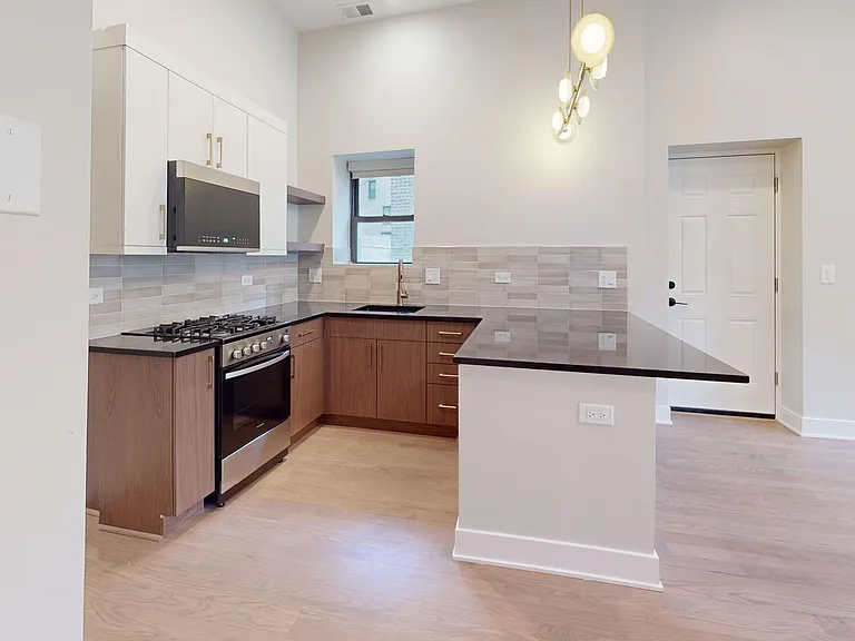 2119 N Clark St — Photo 6