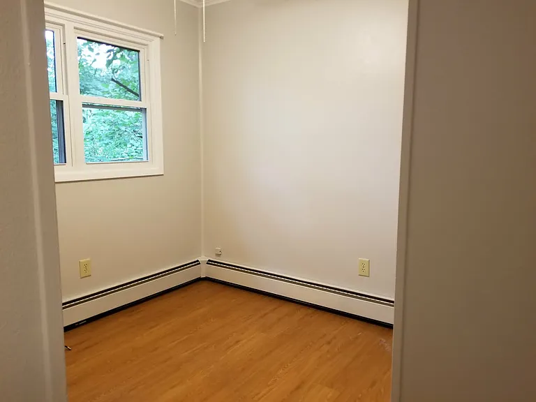 327 Moody St E — Photo 8