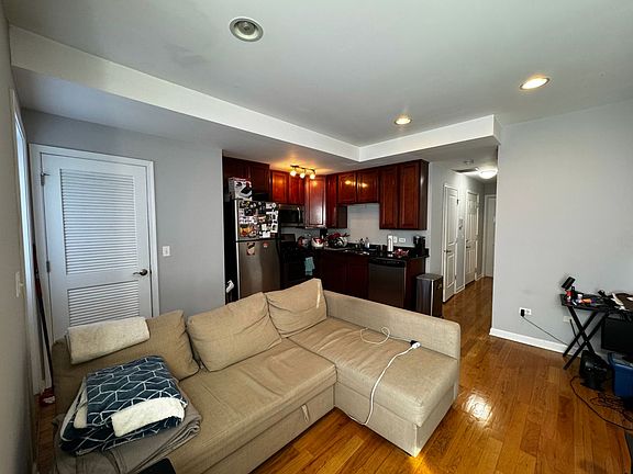 2nd image of 4057-59 W Melrose St #3