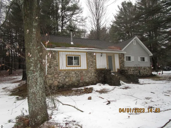 8924 Henschell Rd SW, Fife Lake, MI 49633