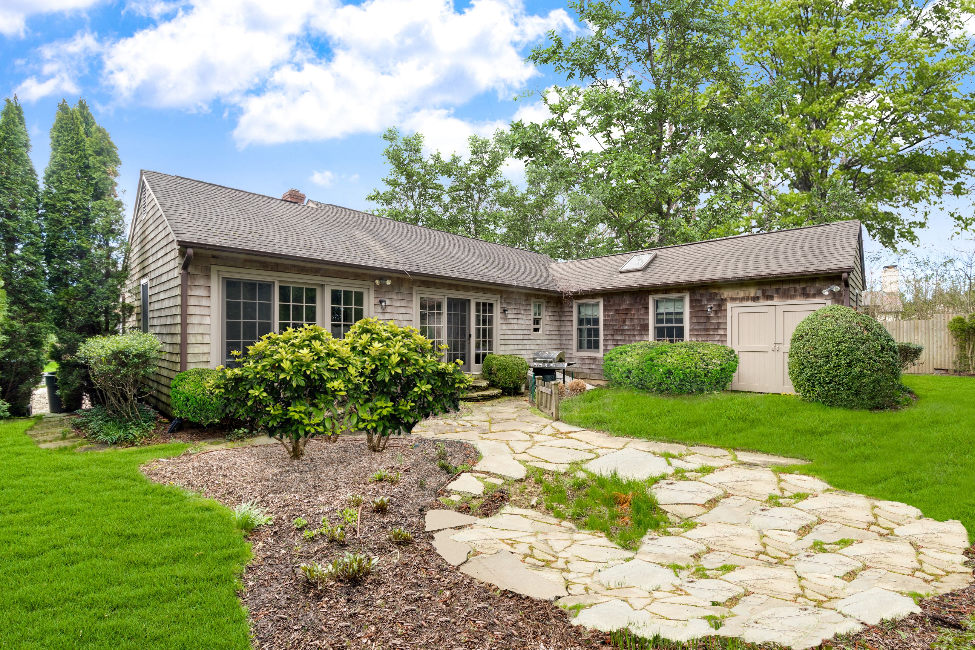 28 Mill Hill Ln in East Hampton Out East