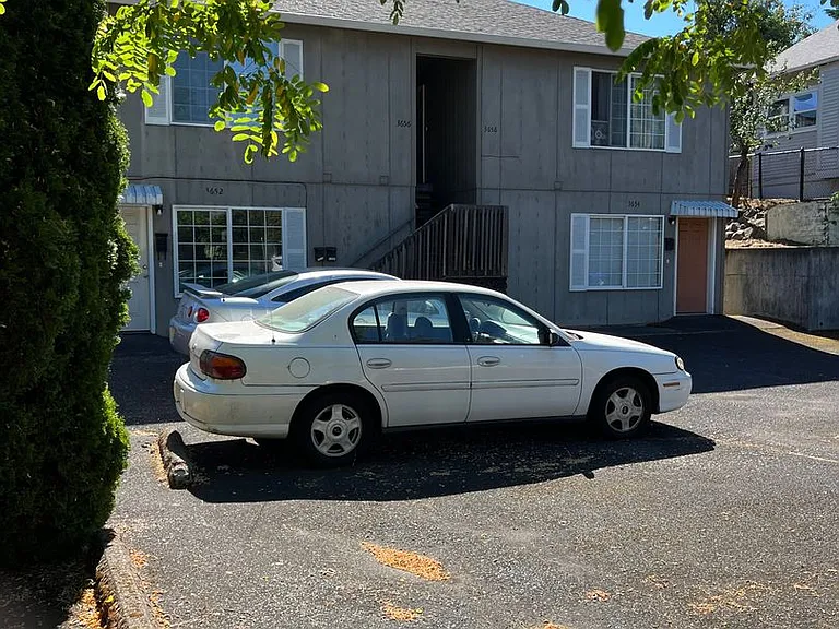 3658 SE 32nd Ave — Photo 2