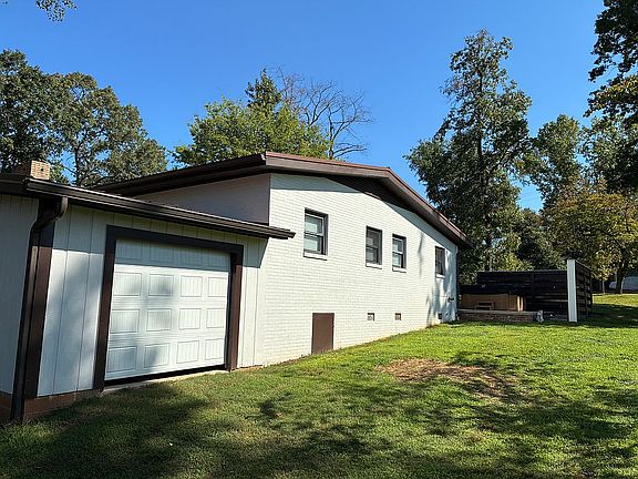 2nd image of 403 S Greenbriar Rd