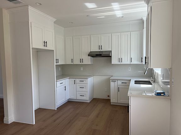 3rd image of 816 Grandview Ln