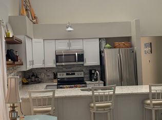 810 Kendall Ln, Lake Geneva, WI 53147