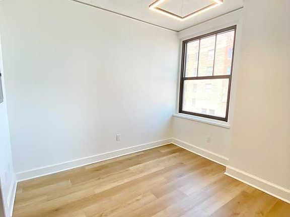 4th image of 933 McGee St #526
