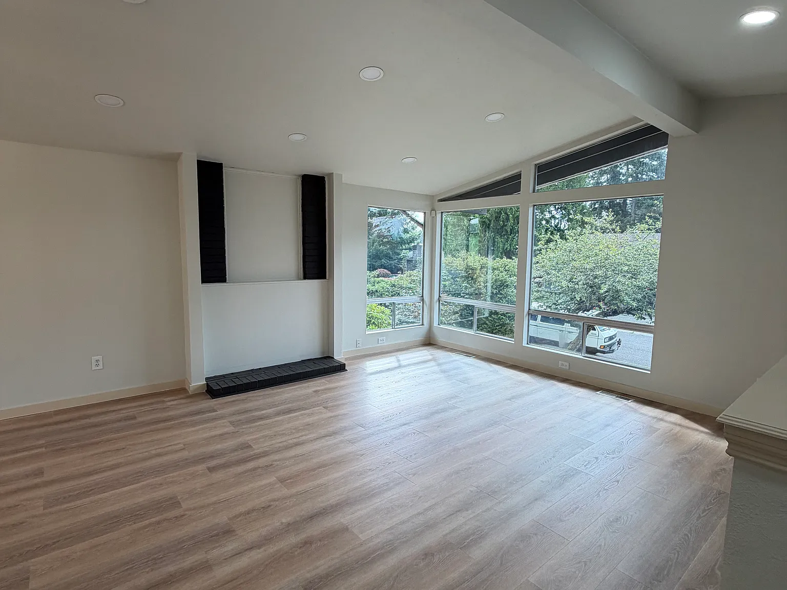 5 bed, 2270 sqft, $3,950 — Photo 4