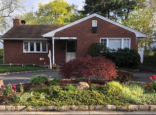 77 Roosevelt Ave, Syosset, NY 11791